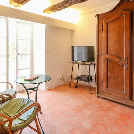 In A Beautiful Quiet Parking - Benakey Apartment *