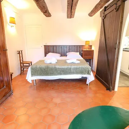 In A Beautiful Quiet Parking - Benakey Apartment *
