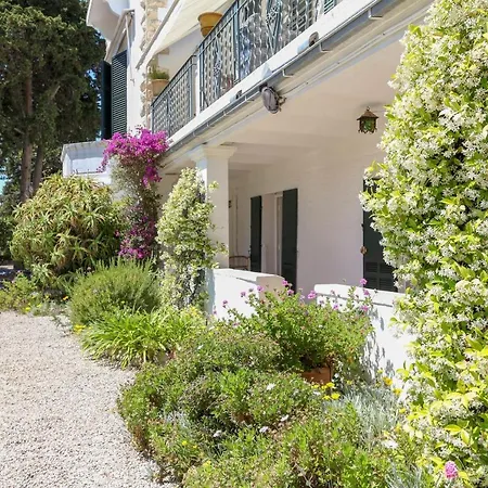 In A Beautiful Quiet Parking - Benakey Apartment Cannes