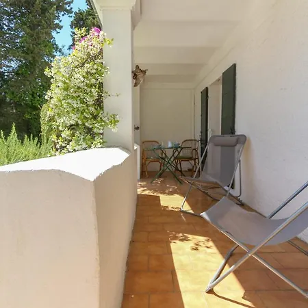 In A Beautiful Quiet Parking - Benakey Apartment *