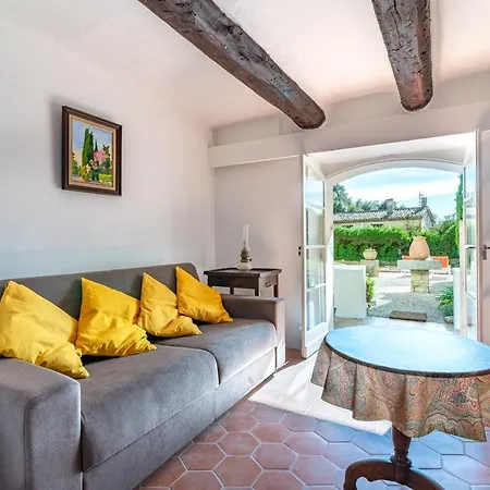 In A Beautiful Quiet Parking - Benakey Apartment Cannes