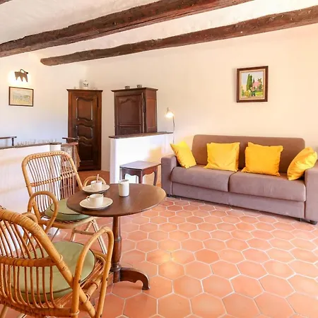 Apartment In A Beautiful Quiet Parking - Benakey