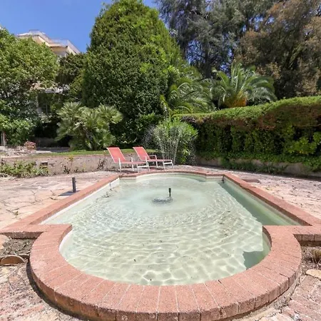 In A Beautiful Quiet Parking - Benakey Apartment Cannes